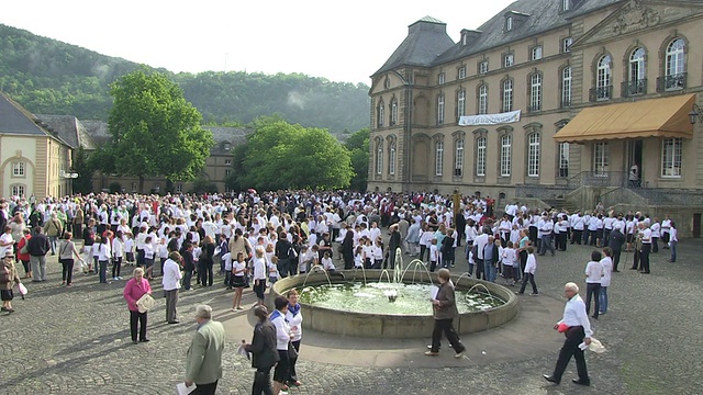 人们聚集在卢森堡Echternach / Echternach的地面上视频素材