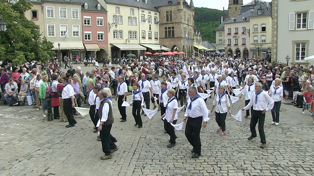 人们在卢森堡Echternach / Echternach的队伍中跳舞视频素材