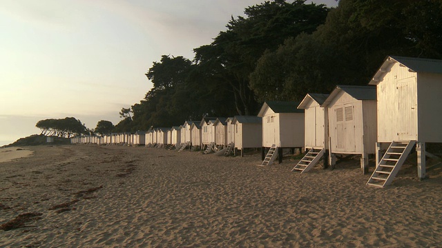 女士海滩小屋在La plage des Dames / Noirmoutier, Vendee，法国视频素材