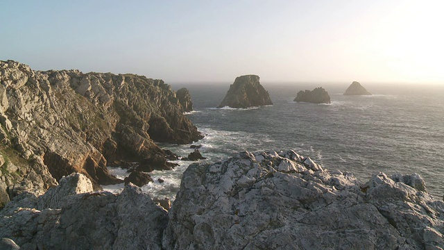 日落时分，法国布列塔尼的潘希尔角的WS视图/ Camaret-sur-Mer，法国视频素材