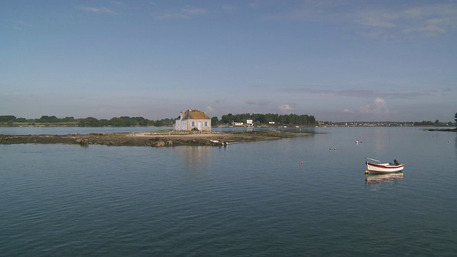 法国布列塔尼圣卡多，L'Ã®le Nichtarguer and little oyster house的WS Shot视频素材