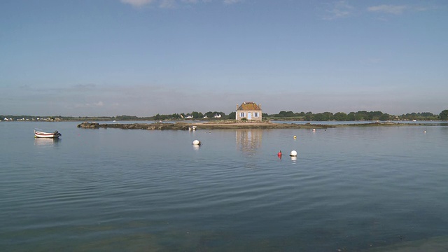 法国布列塔尼圣卡多，L'Ã®le Nichtarguer and little oyster house的WS Shot视频素材