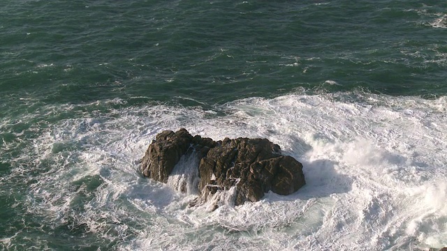 MS Waves breaking on rock / Camaret，布列塔尼，法国视频素材