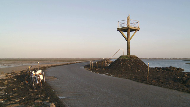 法国大陆和noirmoutier岛之间的MS潜水公路，配有安全塔/ noirmoutier，旺代，法国视频素材