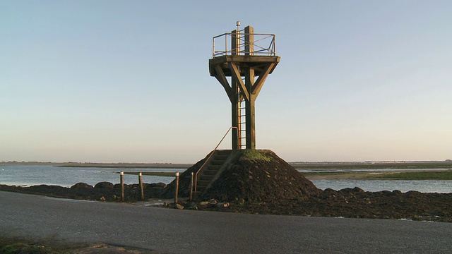 法国大陆和noirmoutier岛之间的MS潜水公路，配有安全塔/ noirmoutier，旺代，法国视频素材