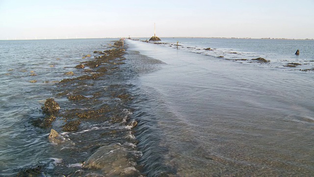 法国万代，法国大陆和诺瓦穆蒂埃岛之间的潜水公路视频素材