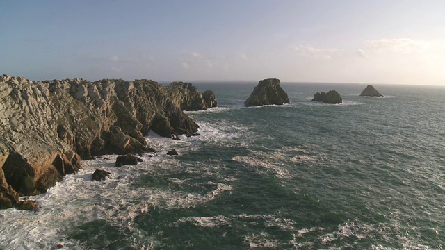 日落时分，法国布列塔尼的潘希尔角的WS视图/ Camaret-sur-Mer，法国视频素材