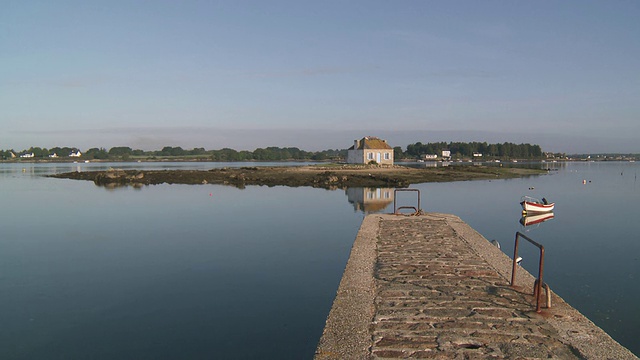 法国布列塔尼圣卡多，L'Ã®le Nichtarguer and little oyster house的WS Shot视频素材