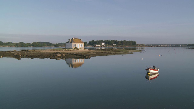 法国布列塔尼圣卡多，L'Ã®le Nichtarguer and little oyster house的WS Shot视频素材