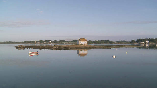 法国布列塔尼圣卡多，L'Ã®le Nichtarguer and little oyster house的WS Shot视频素材