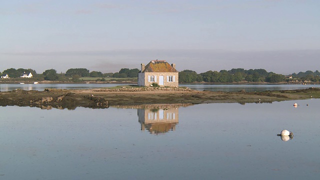 MS Shot of L'Ã®le Nichtarguer and little oyster house /圣卡多，布列塔尼，法国视频素材