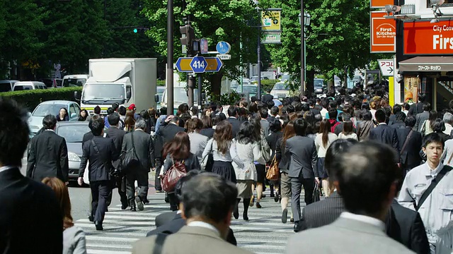 人们走在街上/东京，日本东京视频素材