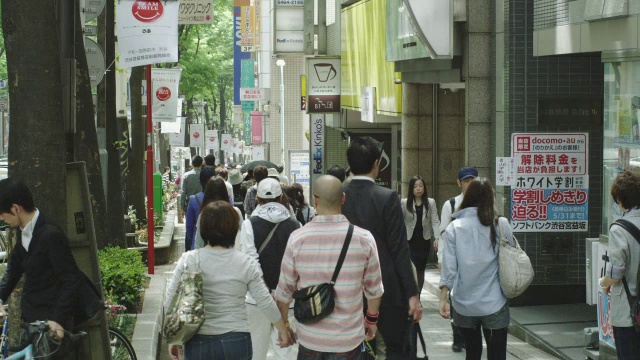 人们走在人行道上/东京，日本东京视频素材