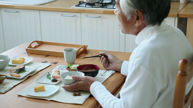 老爷爷在厨房吃早餐/藤川口子，山梨，日本视频素材