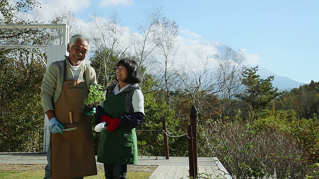 花园中一对老年夫妇的照片/ Fujikawaguchiko，山梨，日本视频素材