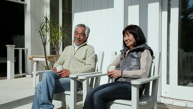 一对老年夫妇坐在椅子上互相交谈/藤川口子，山ashi，日本视频素材