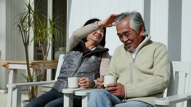 一对老年夫妇坐在椅子上互相交谈/藤川口子，山ashi，日本视频素材