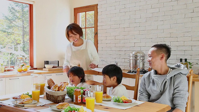 MS Family in kitchen / Fujikawaguchiko，山ashi，日本视频素材