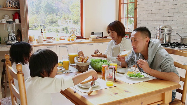 MS家庭在厨房吃早餐/藤川口子，山梨，日本视频素材