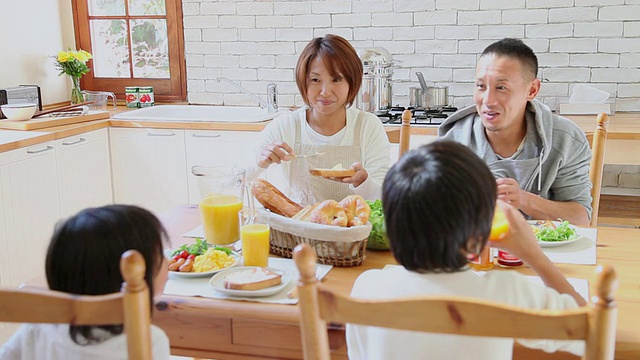 MS家庭在厨房吃早餐/藤川口子，山梨，日本视频素材