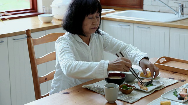 奶奶在厨房吃早餐/藤川口子，山梨，日本视频素材