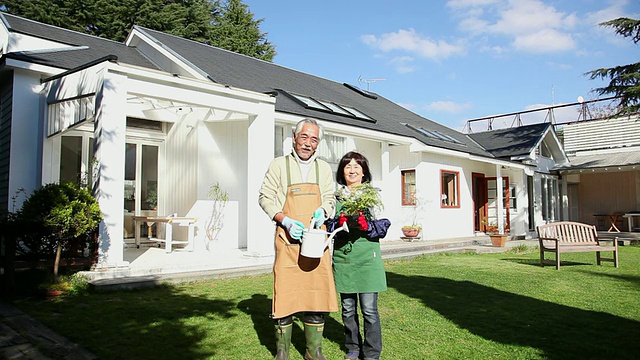 花园中一对老年夫妇的照片/ Fujikawaguchiko，山梨，日本视频素材