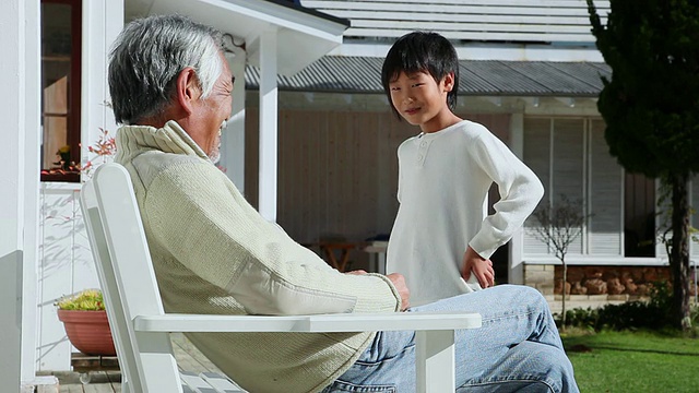 老爷爷和孙子聊天/藤川口子，山梨，日本视频素材