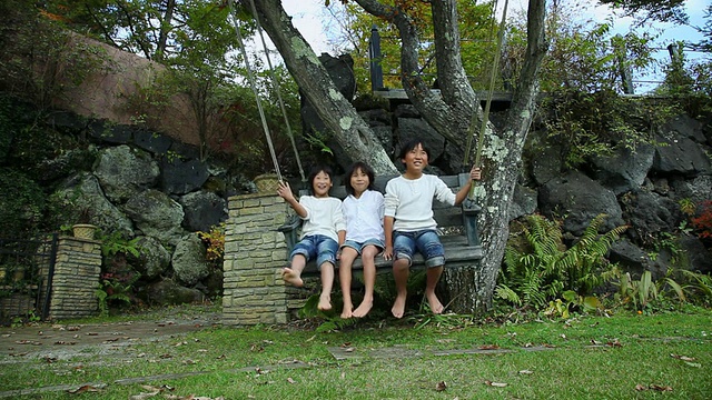 MS三个孩子坐在秋千上/藤川口子，山梨，日本视频素材