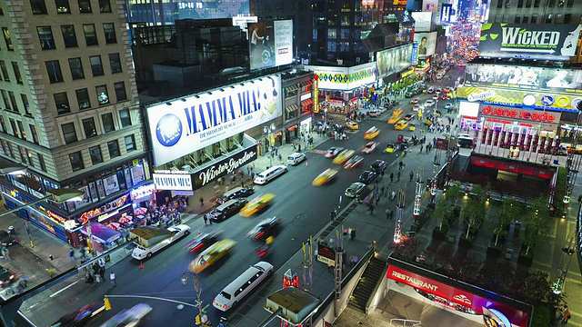 宽阔的百老汇夜景，高架景观，交通状况视频素材