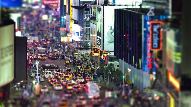 在百老汇/时代广场拍摄的长焦夜景，高架视野，交通，倾斜视频素材