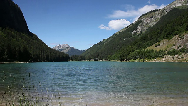 有湖的山地景观/法国阿尔卑斯山视频素材