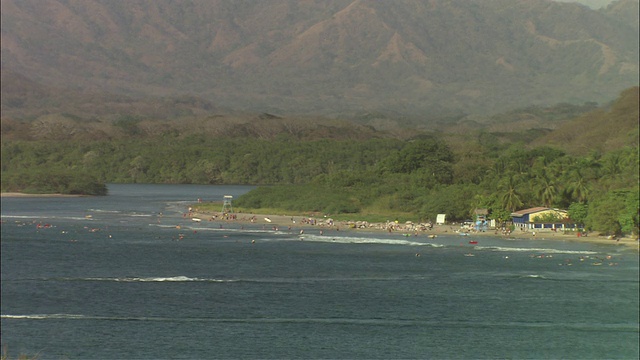 塔马林多海滩游客和船只使用海岸线/瓜纳卡斯特，哥斯达黎加视频素材