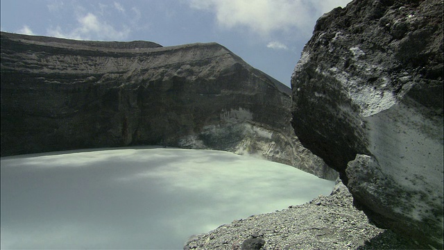 云在哥斯达黎加瓜纳卡斯特的林孔德拉维亚火山湖上空移动视频素材