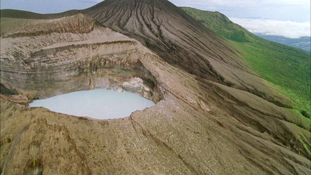 air MS Rincon de la Vieja火山峰和湖在火山口/瓜纳卡斯特，哥斯达黎加视频素材