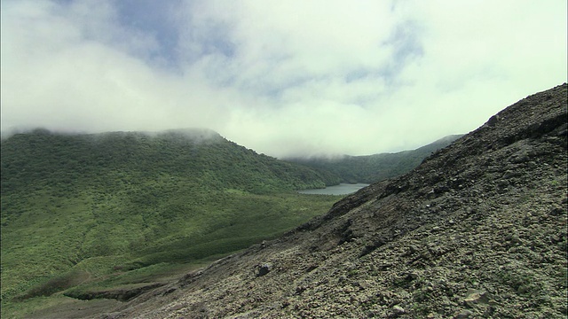 云在哥斯达黎加瓜纳卡斯特的林孔德拉维哈火山湖和山脊森林上空移动视频素材