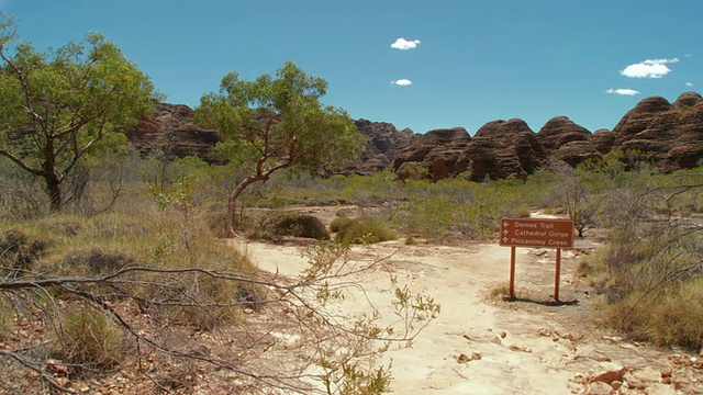 游客行走在大教堂峡谷步道国家公园/ Purnululu，西澳大利亚，澳大利亚视频素材