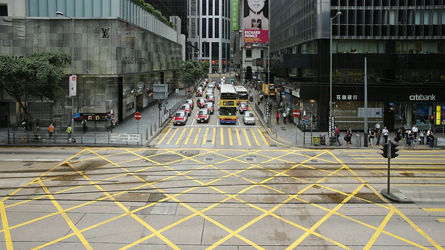 中国香港香港岛中环德辅道上的行人过路视频素材