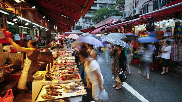 购物者在香港湾仔市场浏览传统的中国摊位，时间流逝视频素材