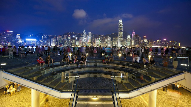 人们观看声音和灯光表演，香港城市的天际线在晚上眺望维多利亚港到香港岛，香港，中国，亚洲，时光流逝视频素材