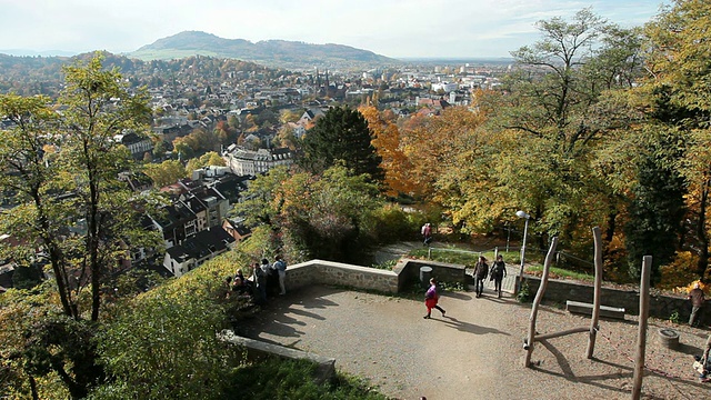 德国巴登-符腾堡弗莱堡Schlossberg塔区WS人员视频素材