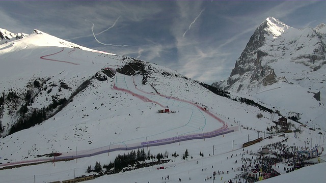 在lauberhorn滑雪比赛/ Wegen, Bernese Oberland，瑞士的WS跟踪者和观众视频素材