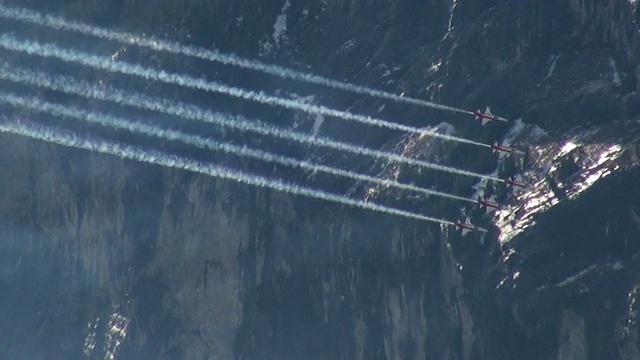 WS POV AERIAL Patrouille suisse在伯恩斯阿尔卑斯山/翁根，伯恩斯高地，瑞士的天空盘旋视频素材