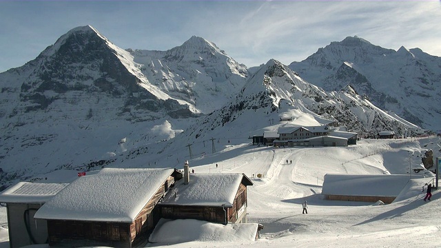 瑞士伯恩斯奥博兰mannlichen / Grindelwald的WS滑雪者带着板板行走视频素材