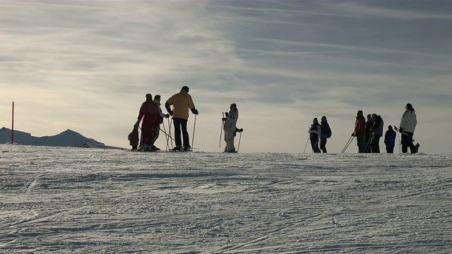 MS滑雪者在mannlichen / Grindelwald, Bernese Oberland，瑞士视频素材