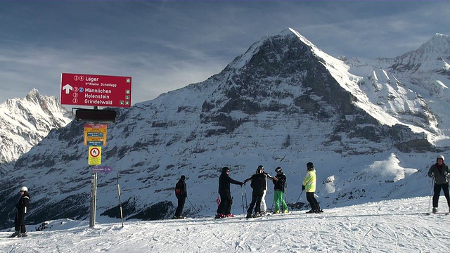 WS滑雪者在瑞士伯恩斯奥博兰mannlichen / Grindelwald讨论视频素材