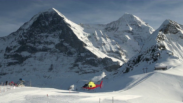 WS直升机在瑞士伯恩斯奥博兰mannlichen / Grindelwald起飞视频素材