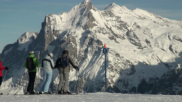 MS Skier站在mannlichen / Grindelwald, Bernese Oberland, Switzerland视频素材