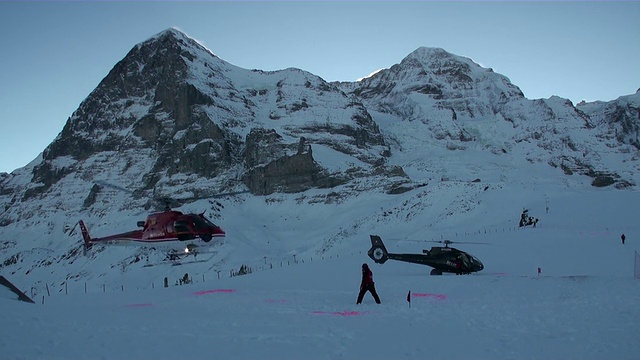 在瑞士伯恩斯奥博兰的kleine scheidegg / Grindelwald，第二架直升机降落在另一架直升机附近视频素材