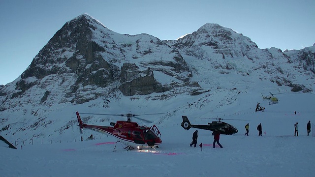 第三架直升机降落另外两架在瑞士伯恩斯高地kleine scheidegg / Grindelwald视频素材