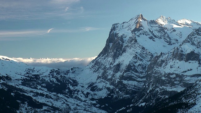 瑞士伯恩斯阿尔卑斯山/格林德沃的WS Wetterhorn峰视频素材